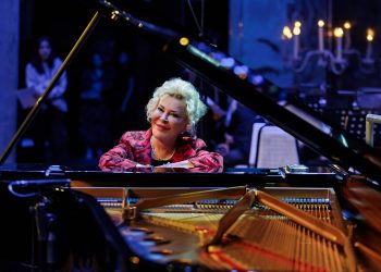 Gülsin Onay’dan genç piyanistlere ilham veren ödül