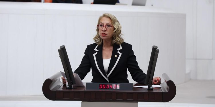 CHP’li Öneş Derici’den Vakıflar Kanunu tepkisi: “Kamu yararı sessizce tasfiye ediliyor”