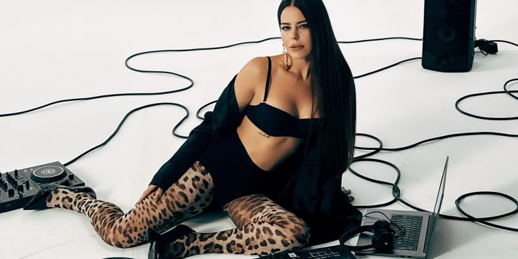 Simge’den Yılın Albümü: “Anlatasım Var”