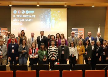 Sofraya bir tabak da telefonlar için…  “2. Yeni Medya ve Aile Çalıştayı” Üsküdar’da yapıldı!
