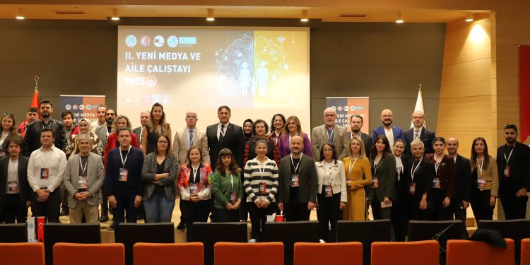 Sofraya bir tabak da telefonlar için… “2. Yeni Medya ve Aile Çalıştayı” Üsküdar’da yapıldı!
