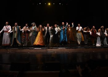 İstanbul Şehir Tiyatroları’nın ödüllü oyunu “Ağrı Dağı Efsanesi” Yaşar Kemal Yılı’nı Bursa’da taçlandırdı