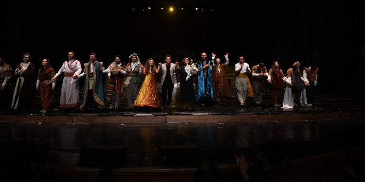 İstanbul Şehir Tiyatroları’nın ödüllü oyunu “Ağrı Dağı Efsanesi” Yaşar Kemal Yılı’nı Bursa’da taçlandırdı