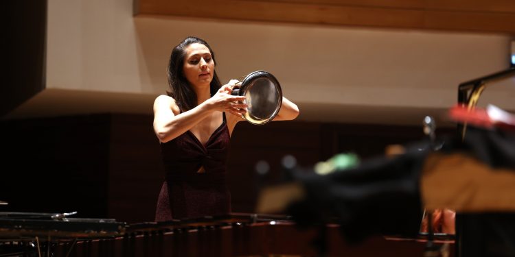 İzmir Devlet Senfoni Orkestrası’na tencere ve tava ile eşlik etti