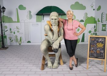 Oyuncu Nergis Kumbasar, “Hayata Varım” Projesi kapsamında orta yaş krizini sahneye taşıyor