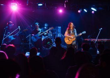 Maya Perest’ten duygusal gece! Annesine ithafen şarkı söyledi!