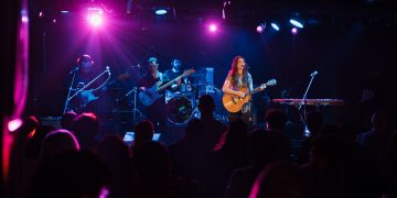 Maya Perest’ten duygusal gece! Annesine ithafen şarkı söyledi!