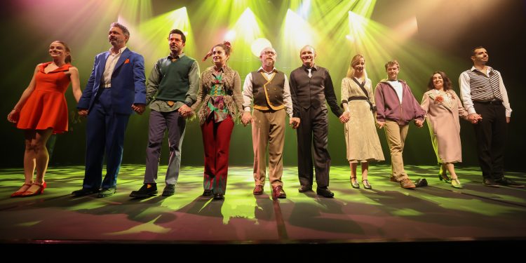 “Güneşin Oğlu” Dakikalarca Ayakta Alkışlandı!