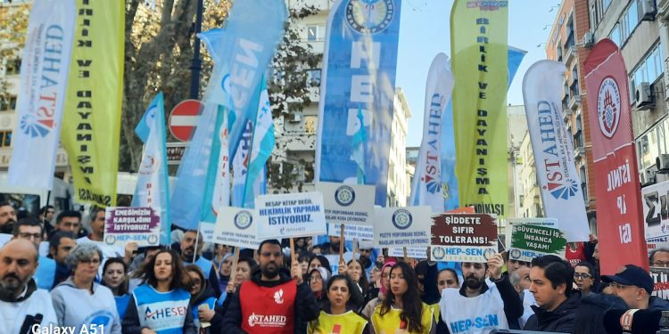 Aile hekimleri alanlara çıktı: “Maaş kesintilerine son verin”