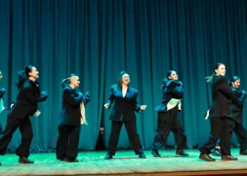 Yasemin Sakallıoğlu, İzmirlileri kahkahaya boğdu