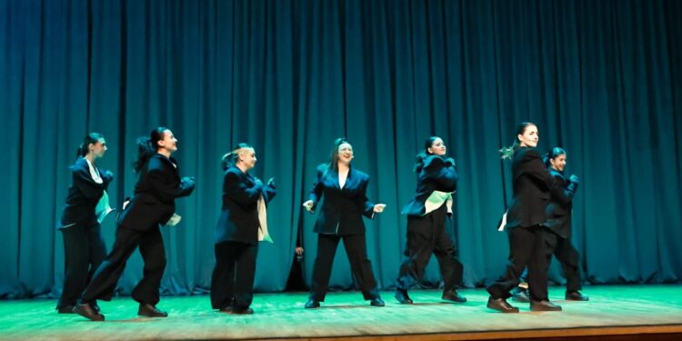 Yasemin Sakallıoğlu, İzmirlileri kahkahaya boğdu