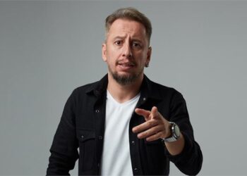 Cem İşçiler yeni gösterisi “Açık Konuşuyorum” ile sahnelerde