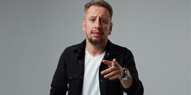 Cem İşçiler yeni gösterisi “Açık Konuşuyorum” ile sahnelerde