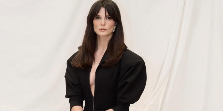 Büşra Develi dünyaya açıldı