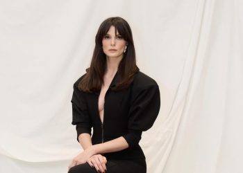 Büşra Develi dünyaya açıldı