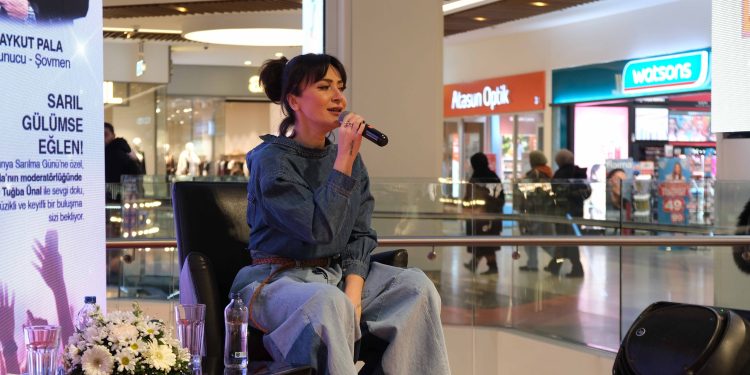 Tuğba Ünal, Dünya Sarılma Günü kapsamında hayranlarıyla buluştu