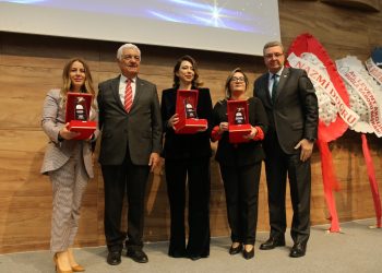 Ege Gazeteciler Federasyonu’nundan TOBB KGK Başkanı Mehtap Şeniz Çahan’a ödül