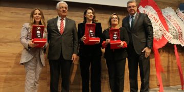 Ege Gazeteciler Federasyonu’nundan TOBB KGK Başkanı Mehtap Şeniz Çahan’a ödül