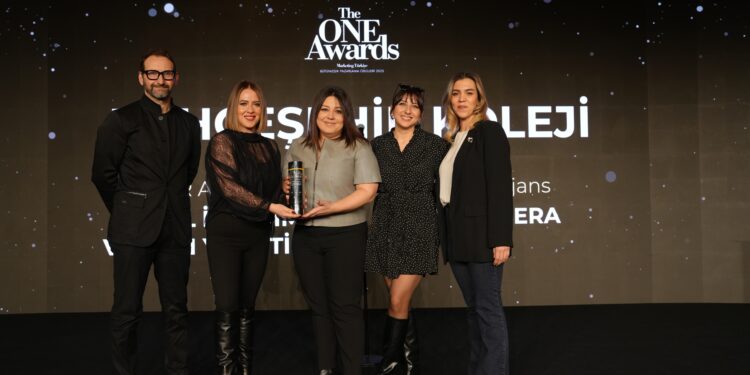 Bahçeşehir Koleji’ne “Yılın En İtibarlı Özel Temel Eğitim Kurumu” ödülü