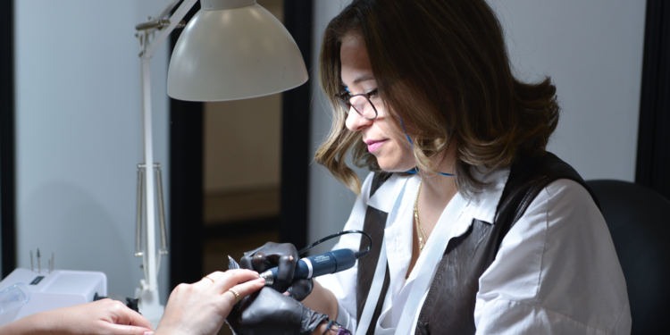 2026 Cam tırnak trendi için globaldaki uygulama yöntemleri