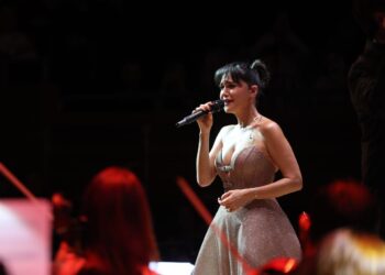 Şevval Sam hem söyledi hem yönetti