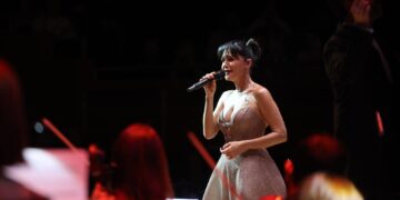 Şevval Sam hem söyledi hem yönetti