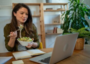Ekran karşısında yemek yeme alışkanlığı, psikolojik tahribat oluşturabilir!