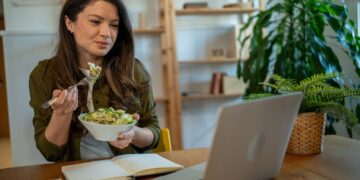 Ekran karşısında yemek yeme alışkanlığı, psikolojik tahribat oluşturabilir!