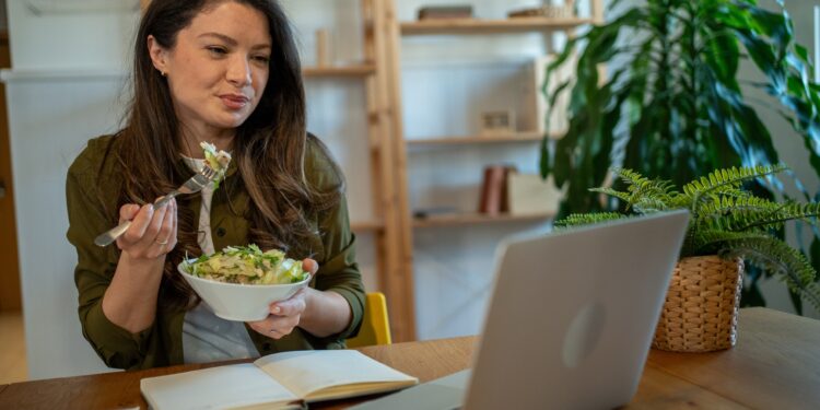 Ekran karşısında yemek yeme alışkanlığı, psikolojik tahribat oluşturabilir!