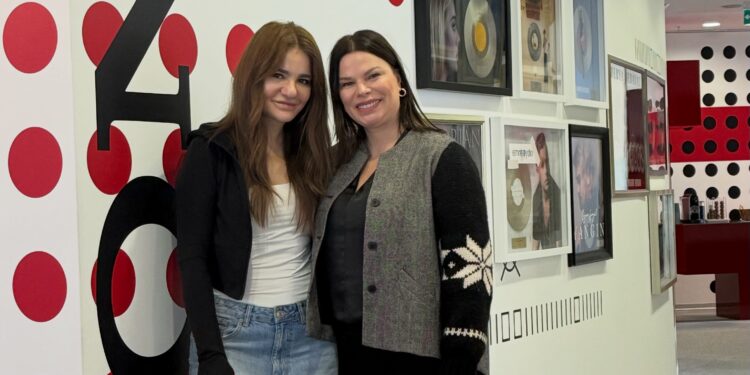 Derya Bedavacı ve Sony musıc Türkiye iş birliğine yeniden imza