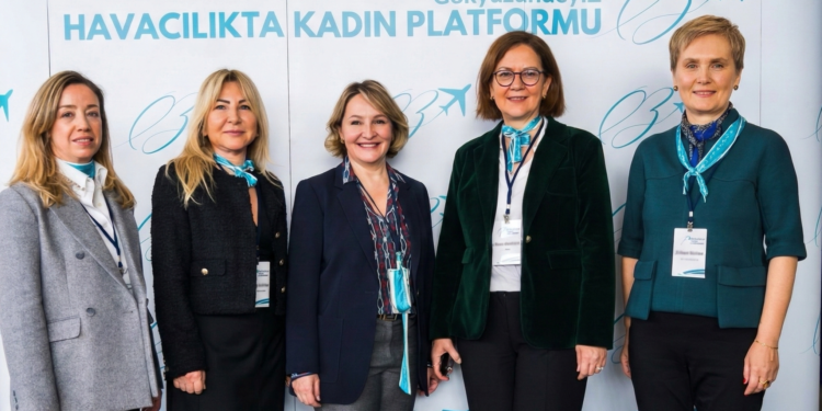 Havacılığın kadın liderleri genç kuşak ile gökyüzünde iz bırakmak için buluştu