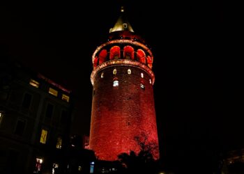 Galata Kulesi’nde kırmızı ışıkta umut: Multipl miyelom yeni tedavilerle uzun yıllar kontrol edilebilen hastalığa dönüşüyor