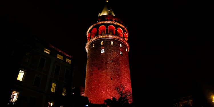 Galata Kulesi’nde kırmızı ışıkta umut: Multipl miyelom yeni tedavilerle uzun yıllar kontrol edilebilen hastalığa dönüşüyor