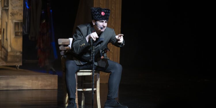 Mersin Büyükşehir Belediyesi Şehir Tiyatrosu ‘Eyvah Nadir’ ile final yaptı