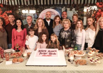 Sihirli Annem afişi yayınlandı: Yıldız oyuncular görücüye çıktı