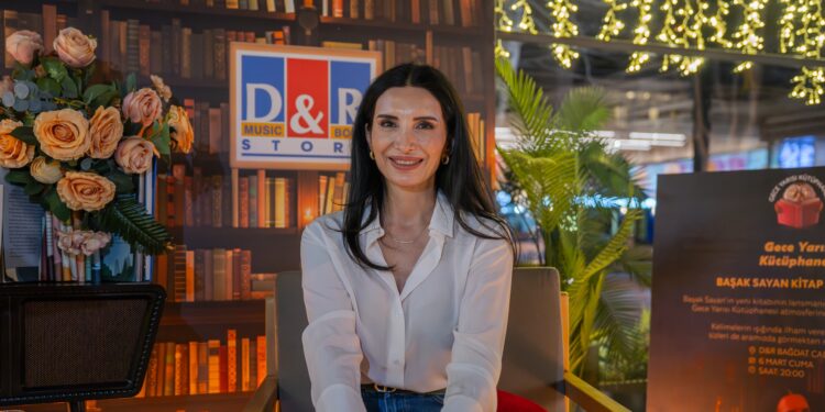 Başak Sayan, yeni kitabının lansmanında bir sonrakinin de müjdesini verdi