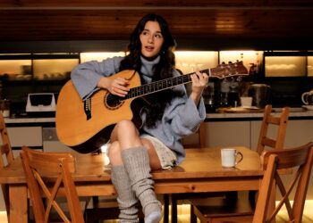 Ceylin Arslan’dan klipte sürpriz stil:  Mısırlı Underwear and Socks ile ev şıklığı sahnede