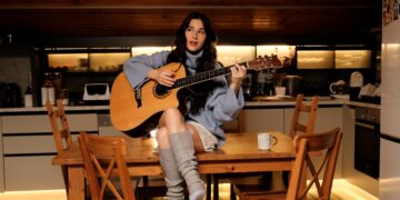 Ceylin Arslan’dan klipte sürpriz stil:  Mısırlı Underwear and Socks ile ev şıklığı sahnede