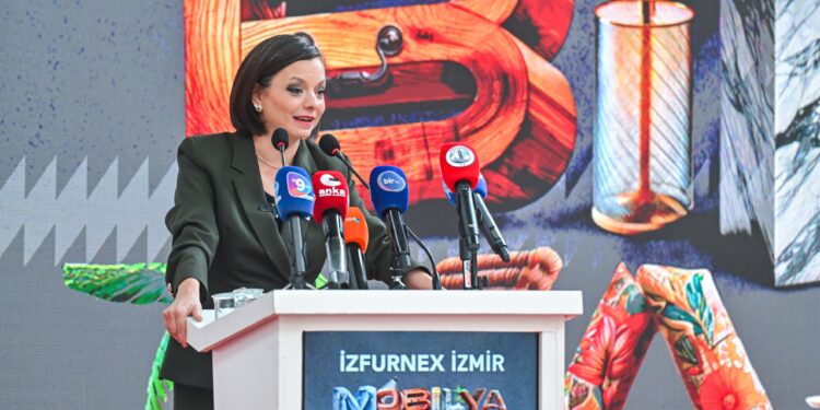 İZFURNEX 2026 İzmir Mobilya Fuarı kapılarını açtı