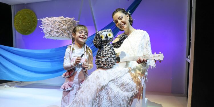 “Vay! Dedi Baykuş” Oyununda anne-kız aynı sahnede!