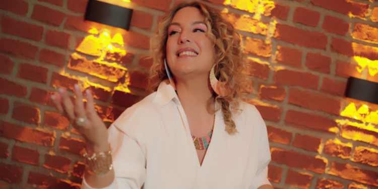 Zeynep Avcı’dan “Şarkım Kadınlara Hediyemdir”