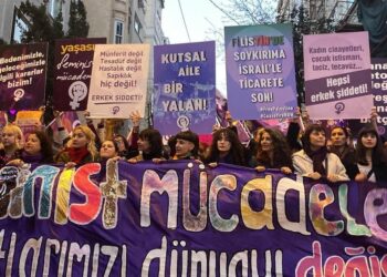 Mor Çatı: Bu düzenden çıkış feminizmle mümkün!