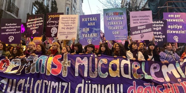 Mor Çatı: Bu düzenden çıkış feminizmle mümkün!