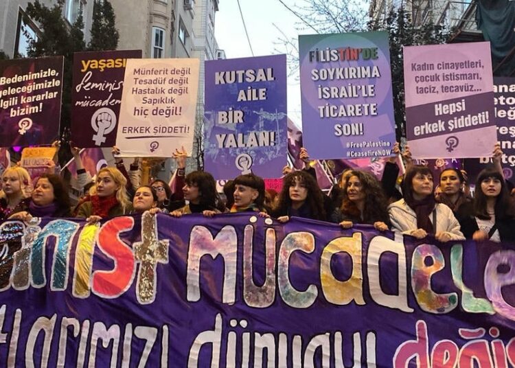 Mor Çatı: Bu düzenden çıkış feminizmle mümkün!