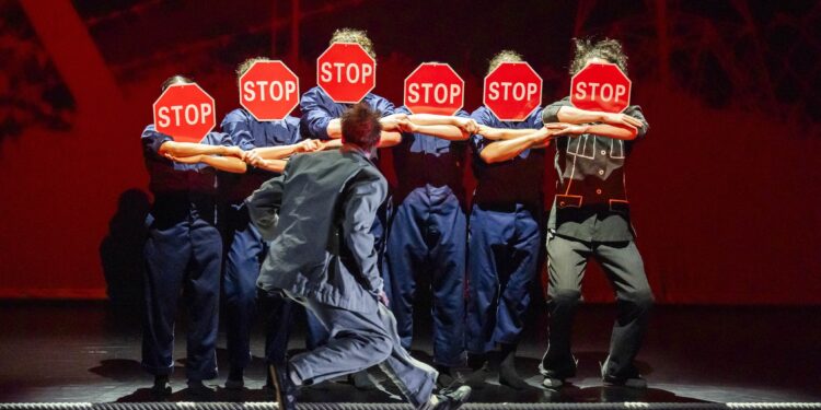 İngiltere’nin en büyük tiyatro topluluklarından Jasmin Vardimon Company’nın ilk kez İstanbul’da sahnelenen oyununa büyük ilgi