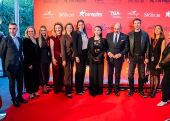 Corendon Airlines, Özge Yağız ve Yusuf Çim’i Varşova’da hayranlarıyla buluşturdu