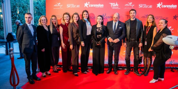 Corendon Airlines, Özge Yağız ve Yusuf Çim’i Varşova’da hayranlarıyla buluşturdu