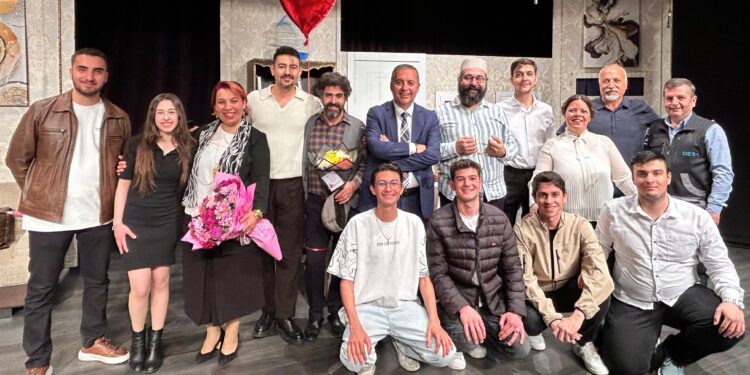 Gaziantep’te Sahne Öğretmenlerin: “Ailece Çuvalladık” Şiveyle güldürüyor!