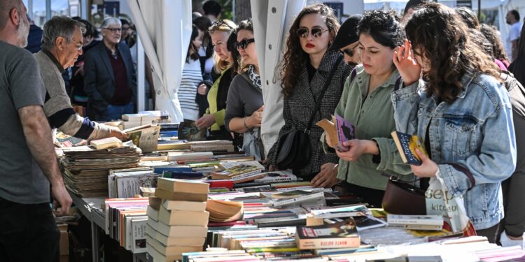 İzmirliler İZKİTAP’a akın etti