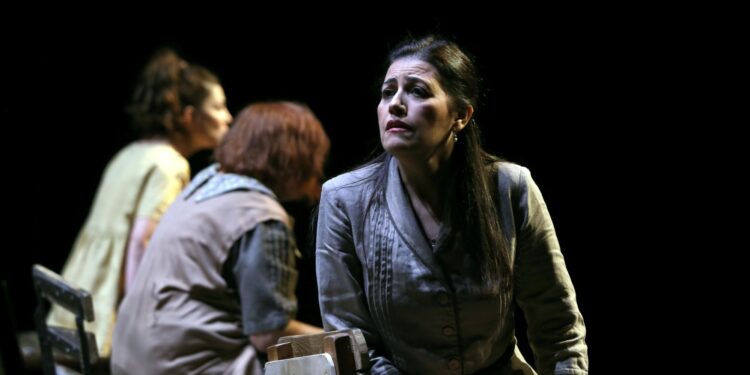 Manisa Şehir Tiyatrosu “Sen İstanbul’dan Daha Güzelsin” Oyununu ağırladı